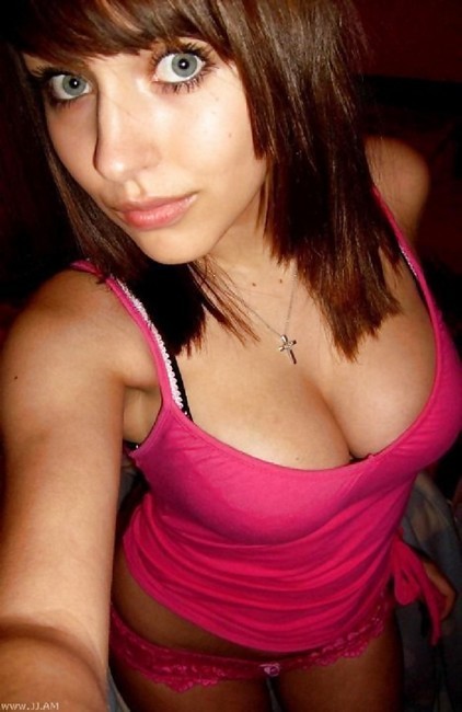 femme fait menage habits sexy